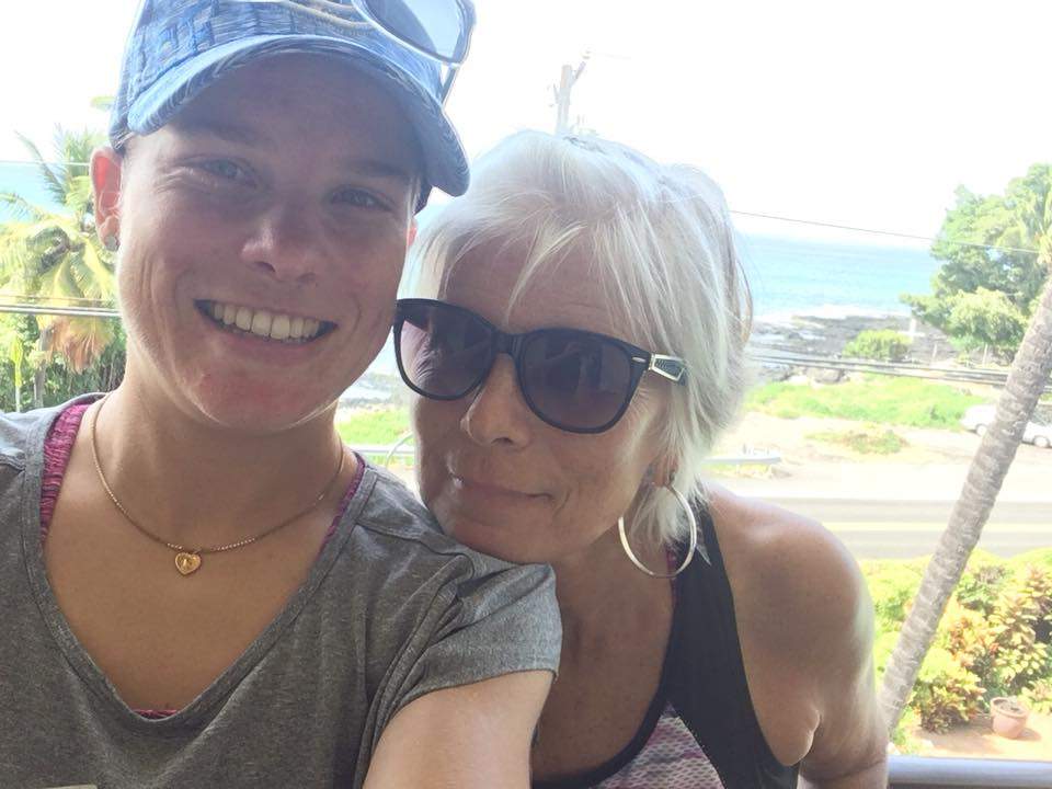 Alexandra et sa maman, tout sourire à leur arrivéeà Hawaï après... trente heures de voyage.