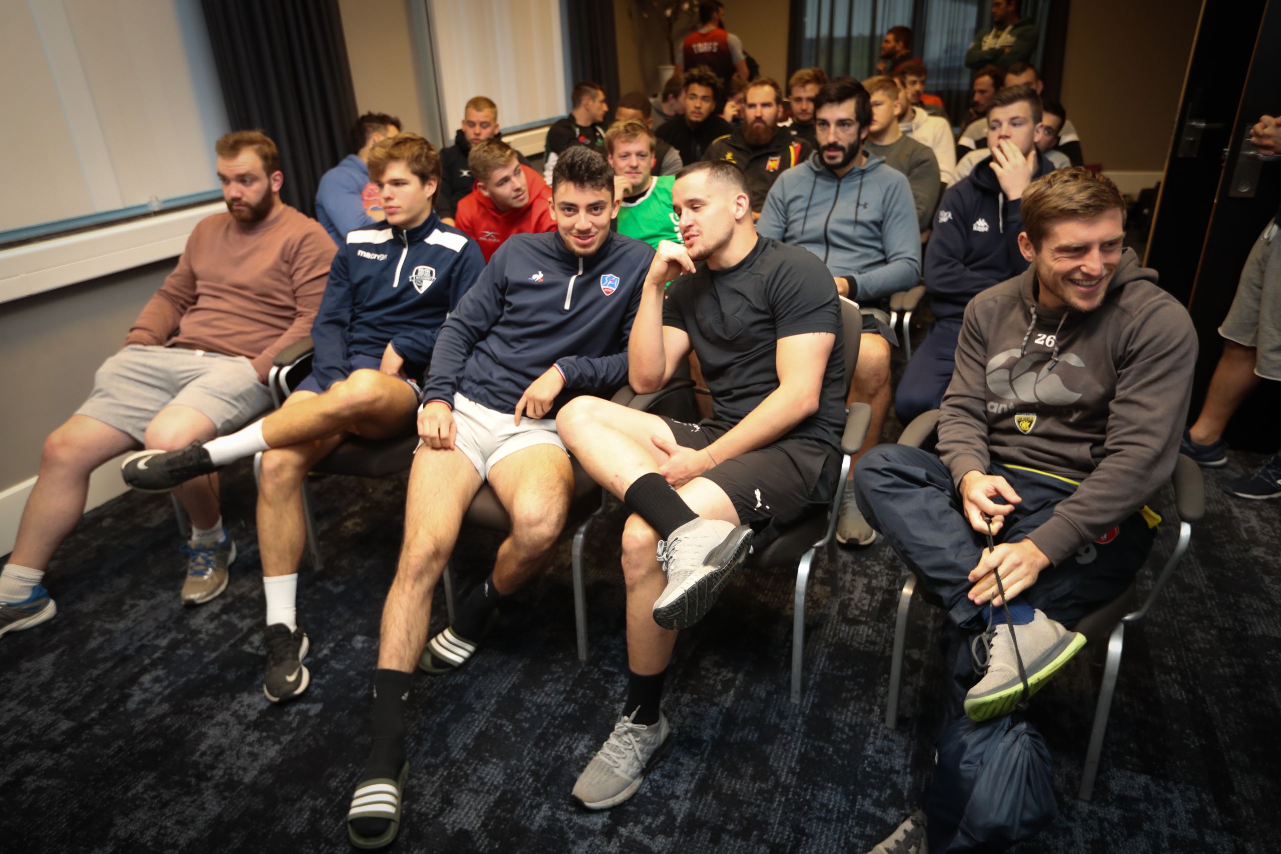 Les joueurs attendent le staff pour la première séance théorique. 