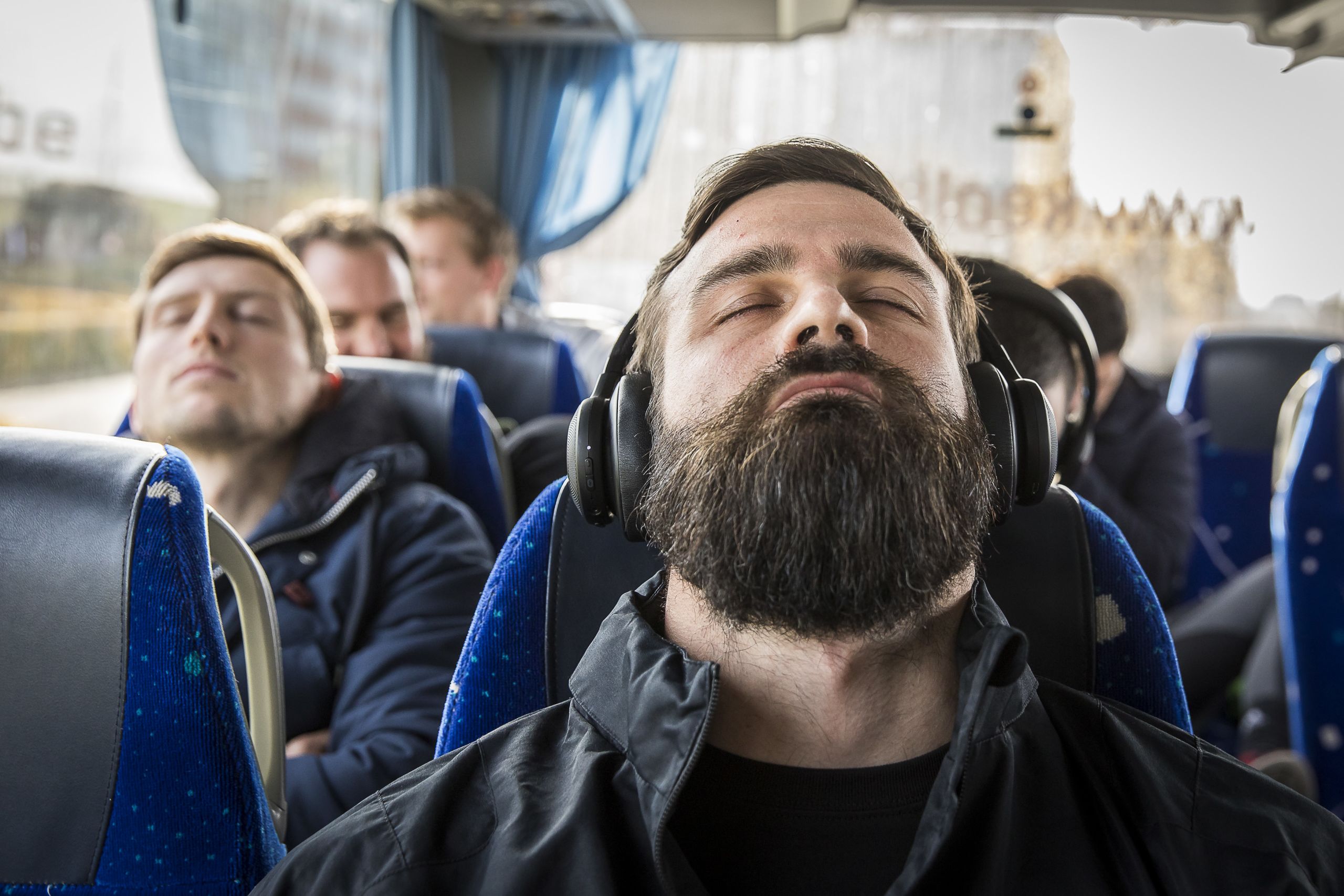 Les joueurs se concentrent avant l'arrivée au Stade Mandela. 