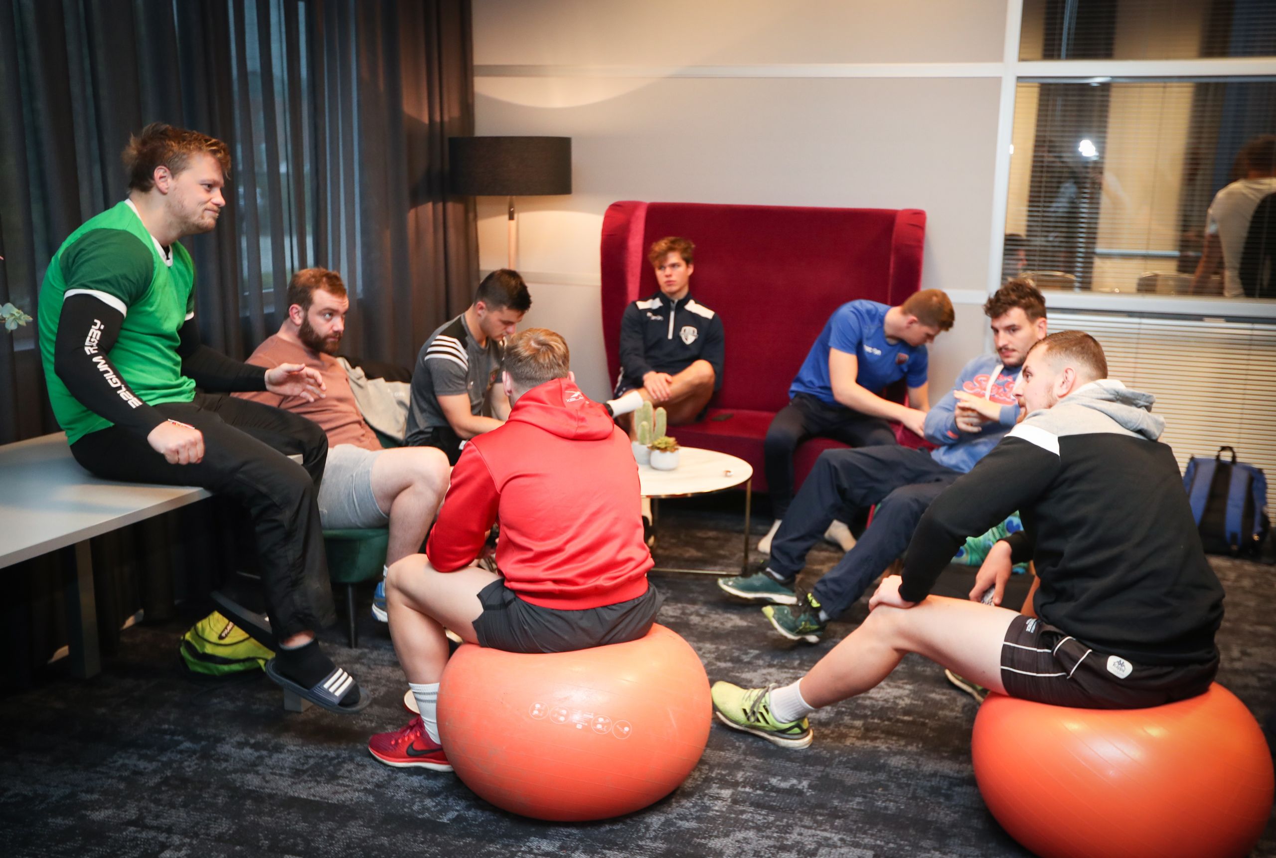 Le début du rassemblement, les joueurs sont relax. 