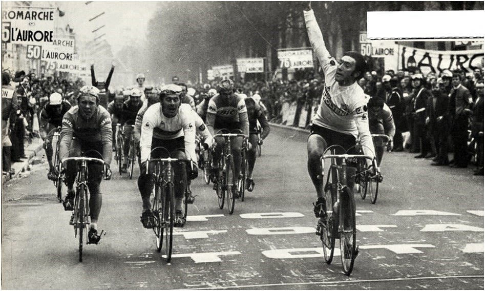 En 1974, Paris-Nice s'ouvre aux coureurs amateurs et à Orléans, il faut qu'Eddy Merckx s'emploie pour devancer le champion du monde des « purs », le Polonais  Ryszard Szurkowski, une « légende » derrière le Rideau de fer. (D.R.)