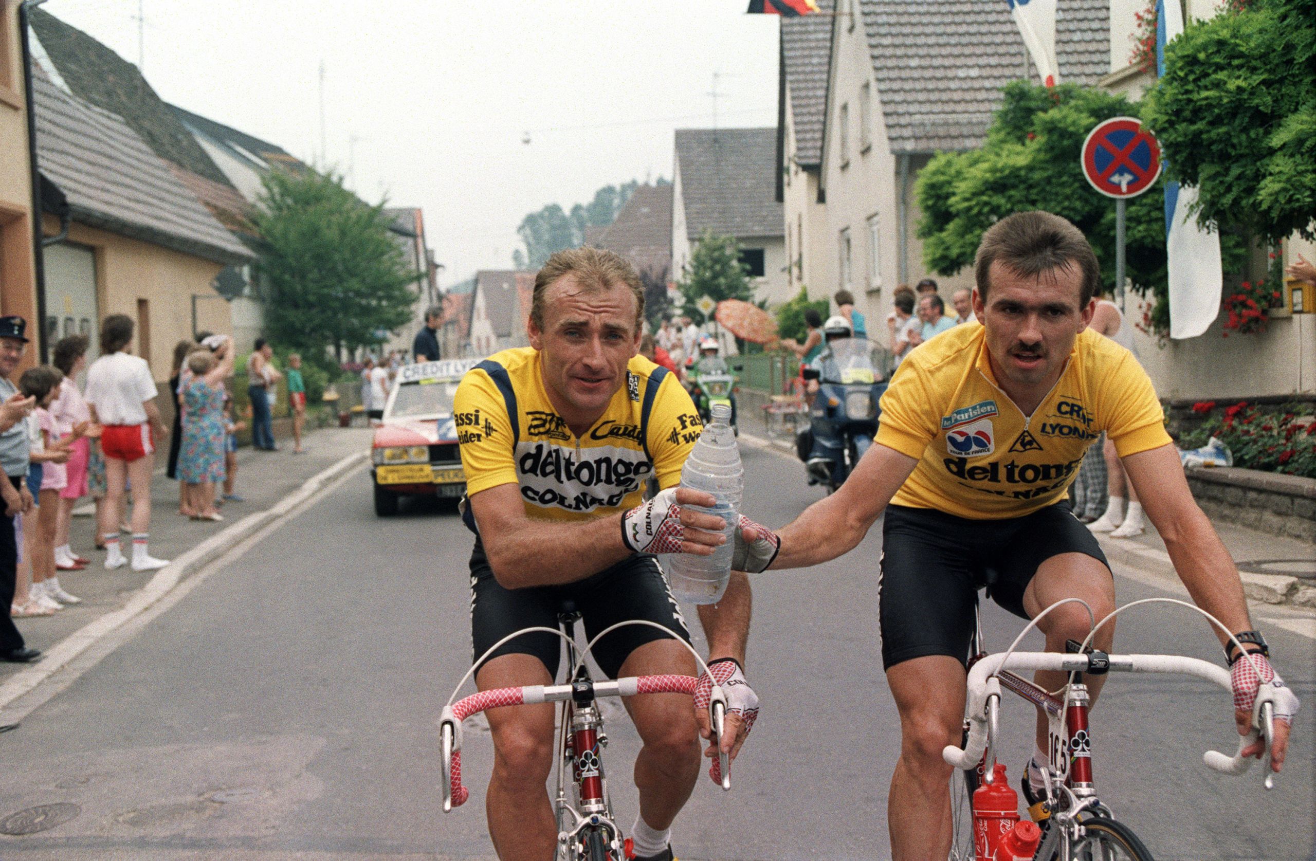 Par un pied de nez du destin, c'est le Polonais Lech Piasecki, à droite avec son compatriote et équipier Czeslaw Lang, qui s'empara du maillot jaune du Tour de France  lors du Grand Départ de Berlin, en 1987. (Belga Image)