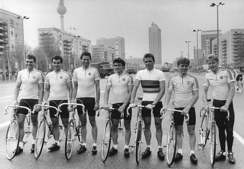 Deux ans avant la chute du Mur, l'exceptionnelle équipe de RDA au départ de la Course de la Paix  1987, à Berlin. Dans moins de trois ans, Olaf Ludwig Uwe Raab, Mario Kummer, Thomas Barth, Uwe Ampler, Jens Heppner et Jan Schur, le remplaçant, seront pros. (D.R.)