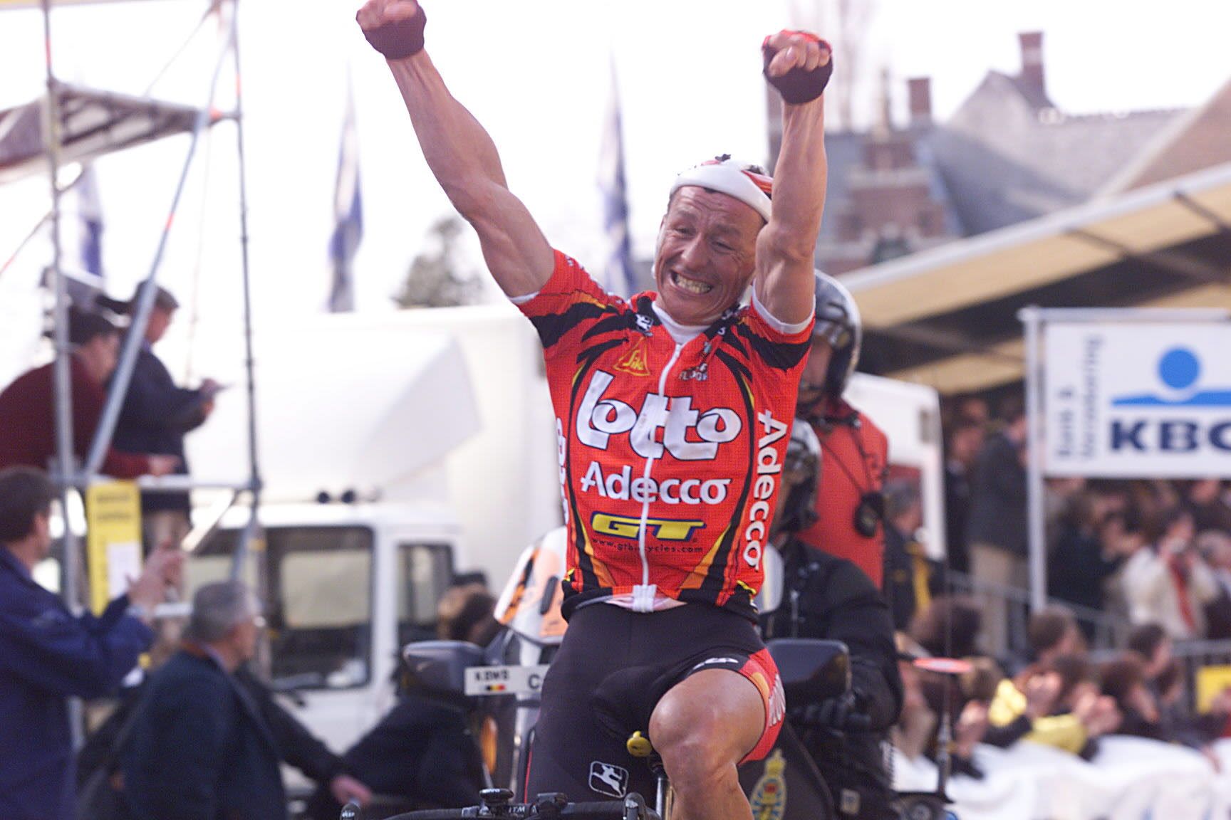 De la première vague des coureurs de l'Est passés chez les pros avec la fin du communisme, Andrei Tchmil est sans doute celui qui a réussi la plus belle carrière. Tour à tour Soviétique, Russe, Moldave, Ukrainien et Belge, Tchmil a remporté de nombreuses classiques comme le Tour des Flandres en 2000. (Belga) 