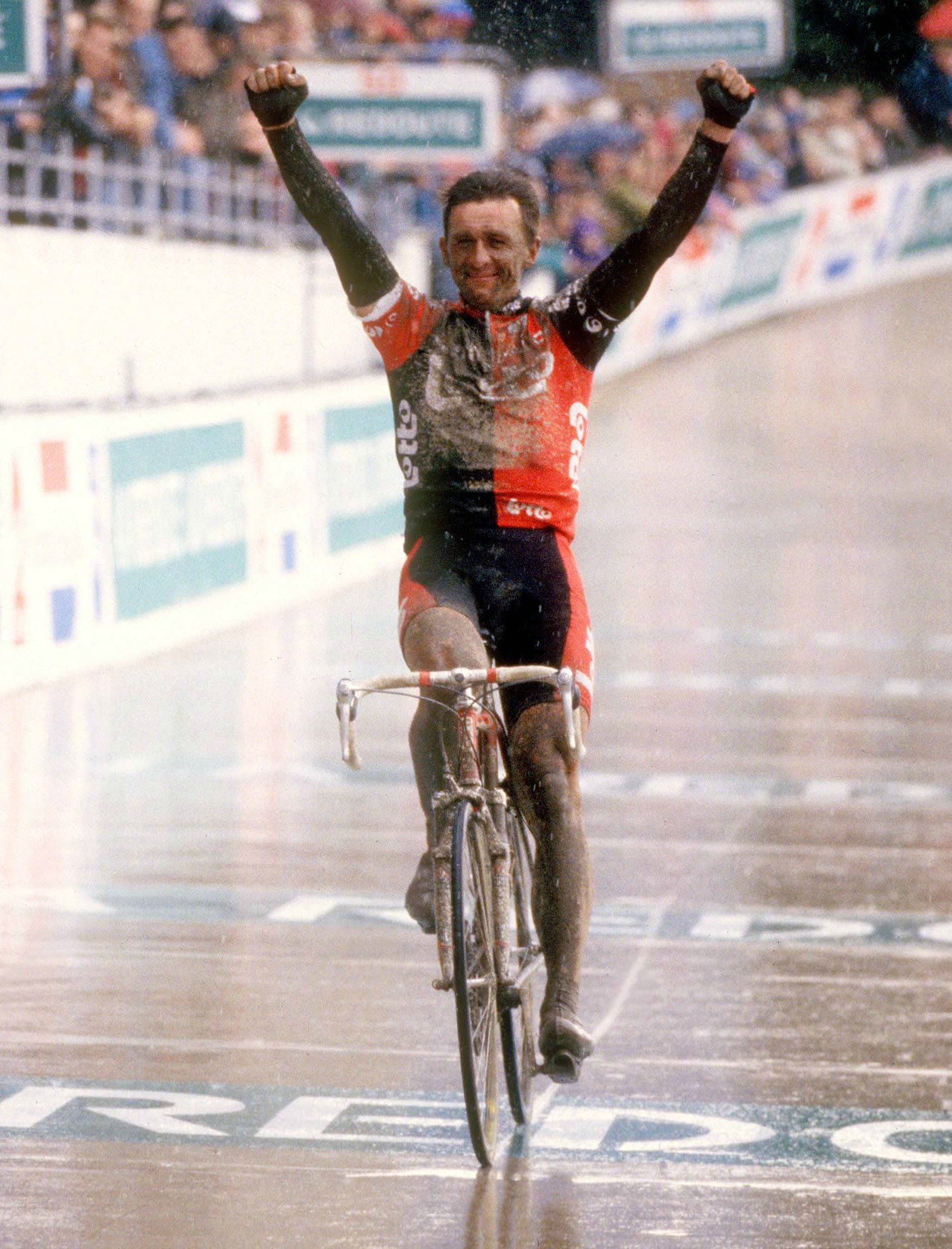 Andrei Tchmil a réussi quelques "premières" pour un coureur de l'Est chez les pros comme ce succès dans ce dantesque et inoubliable Paris-Roubaix 1994. (Belga) 