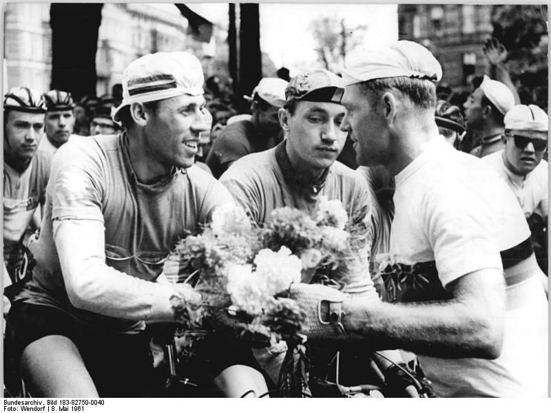 Au départ de la Course de la Paix 1961, les deux grandes vedettes du cyclisme amateurs de l'époque, le champion olympique soviétique Victor Kapitanov, et le double champion du monde allemand de l'Est Gustav-Adolf Schür. La bonne entente n'est que de façade… (D.R.)