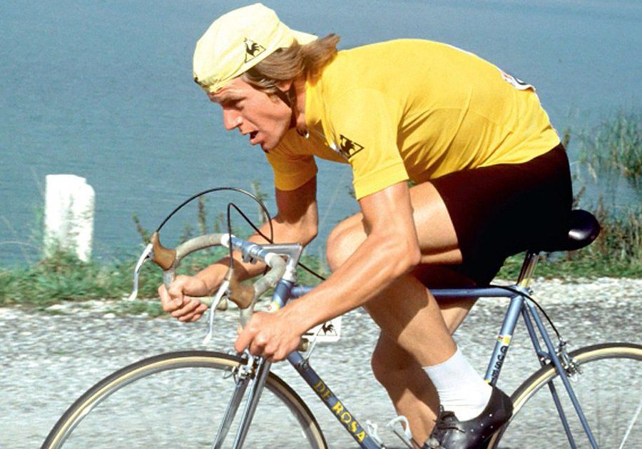 Sergei Soukhoroutchenkov, ici avec le maillot jaune du Tour de l'Avenir, était surnommé le "Hinault soviétique". Il passa professionnel trop tard pour découvrir le Tour et s'opposer au "Blaireau". (D.R.) 