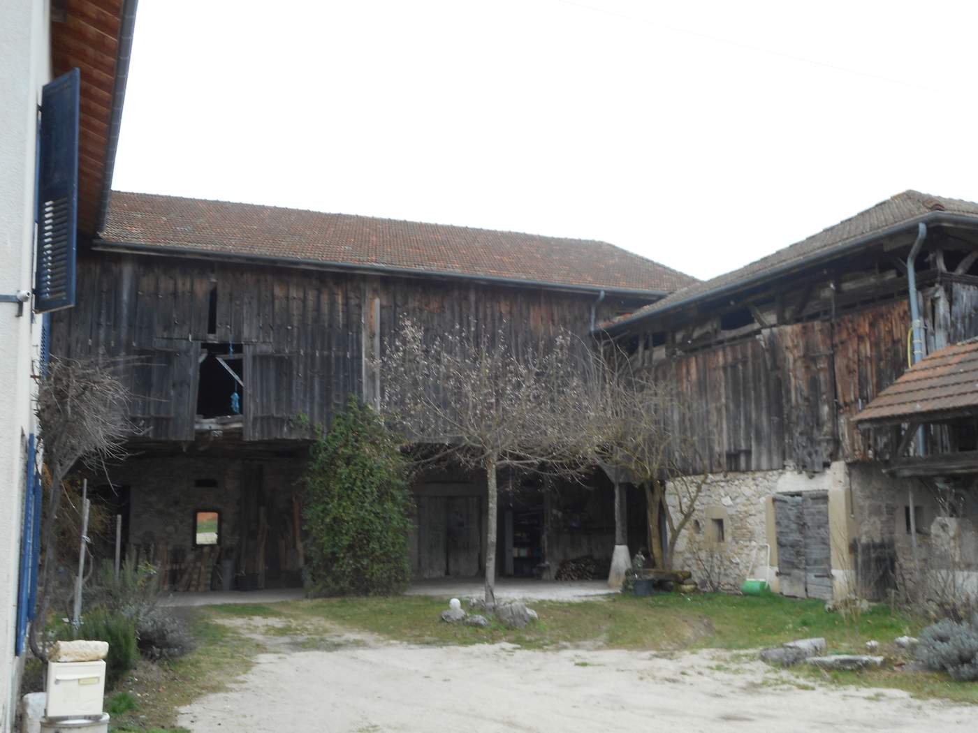 Dans le village d'Izeron, la batîsse qui abritera le futur gîte