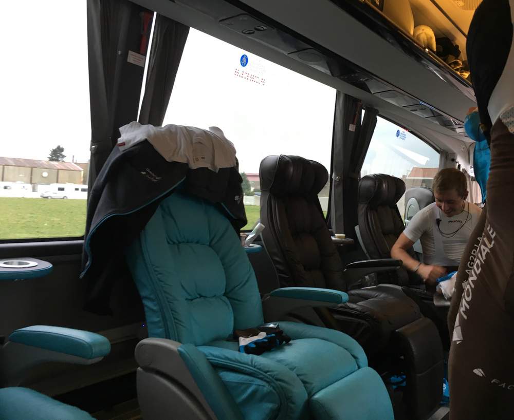 Chez AG2R, la course se prépare au chaud, dans le luxueux bus de l&#39;équipe où les coureurs écoutent du rap français pour se motiver.