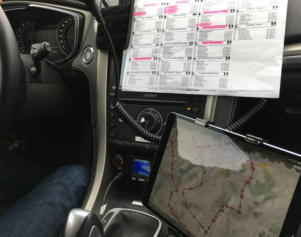 Dans la voiture AG2R, Cyril Dessel a surligné les dossards à surveiller et il bénéficie d&#39;un roadbook sur iPad, qui lui donne en temps réel la position du peloton. Chez Sovac, on se contente d&#39;un roadbook version papier...