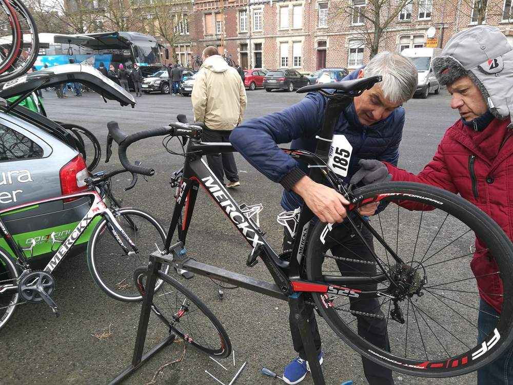 Thierry Nisole, seul mécano présent sur la course pour Sovac Natura4Ever, se fait aider par Emile, un supporter.