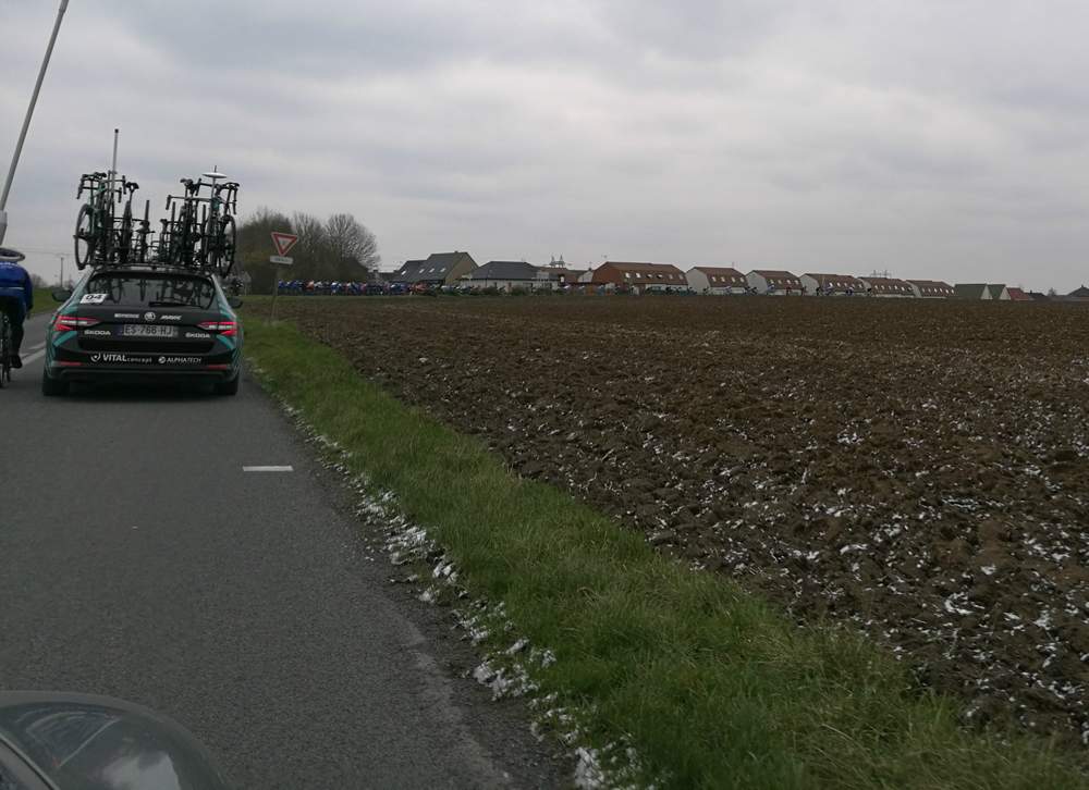 Même en possédant la 5e voiture dans le cortège des directeurs sportifs, il était parfois difficile pour le staff de Sovac de voir le peloton.