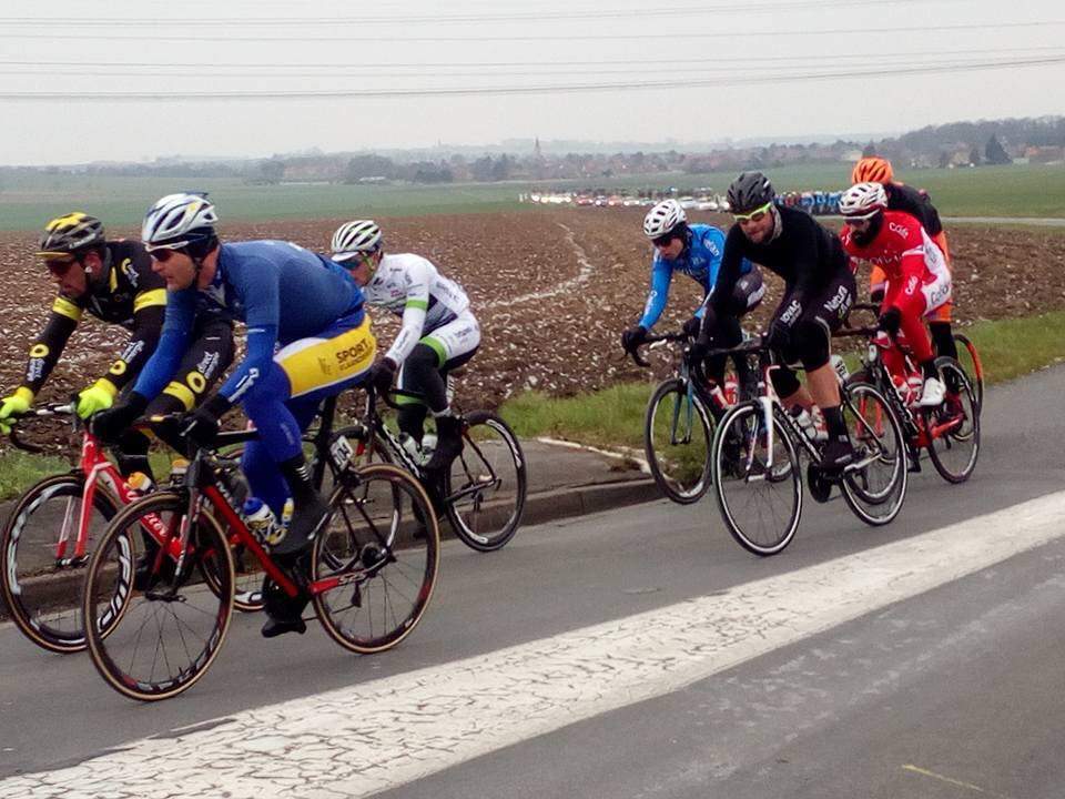 Matthias Legley (tout en noir) dans l&#39;échappée avec notamment Wout Van Aert.