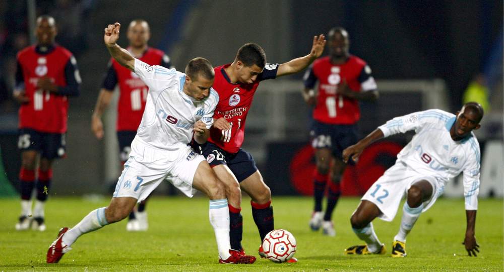 Eden Hazard aux prises avec Bruno Cheyrou (Marseille) pour l&#39;un de ses premiers matches sous les couleurs du Losc.
