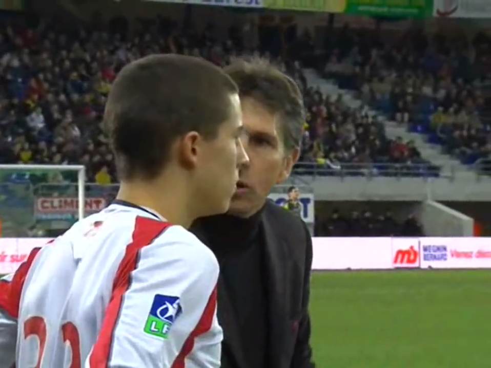Hazard reçoit les consignes de Claude Puel avant de faire sa première apparition en match officiel.