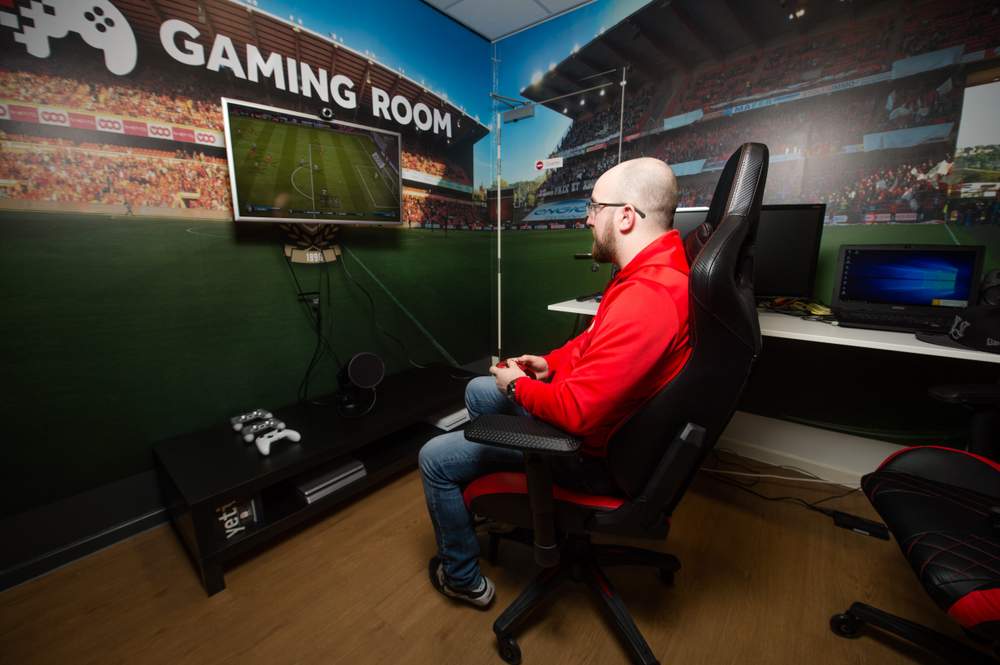 Twikii, le champion FIFA et ePlayer pro du Standard, dispose de sa propre Gaming Room, pour s&#39;entraîner.