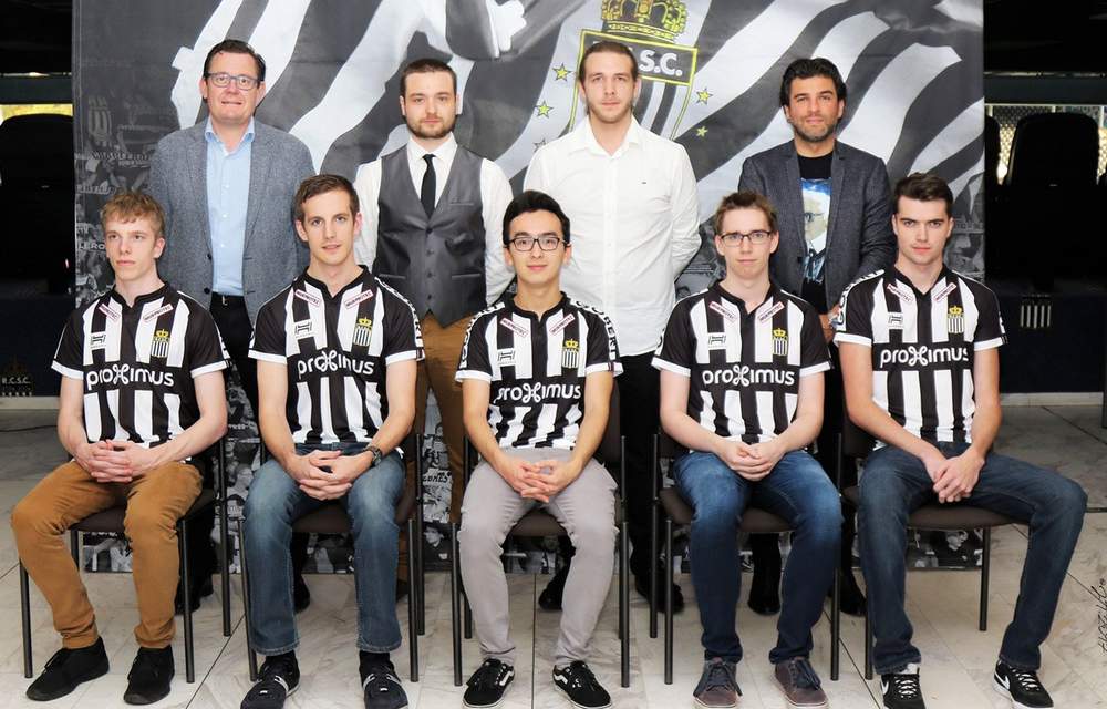 La team eSport du Sporting Charleroi (en haut, à droite : Mehdi Bayat).