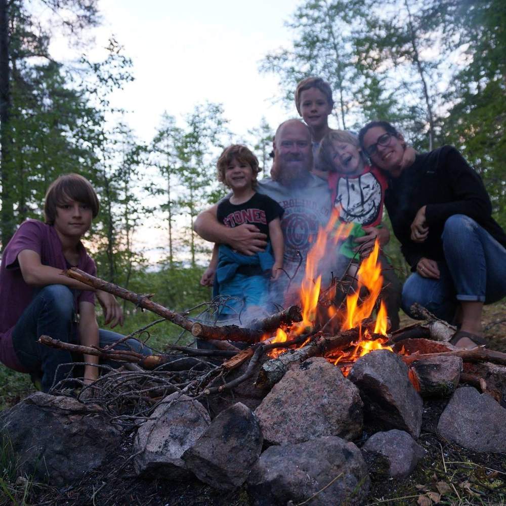 La famille devant un feu en Suède