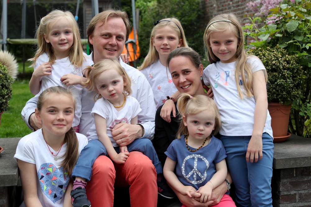 Joséphine, Clarisse, Félicie, Léonie, Adèle et Marthe entourent leurs parents, Eugénie et Pascal ©Demoulin