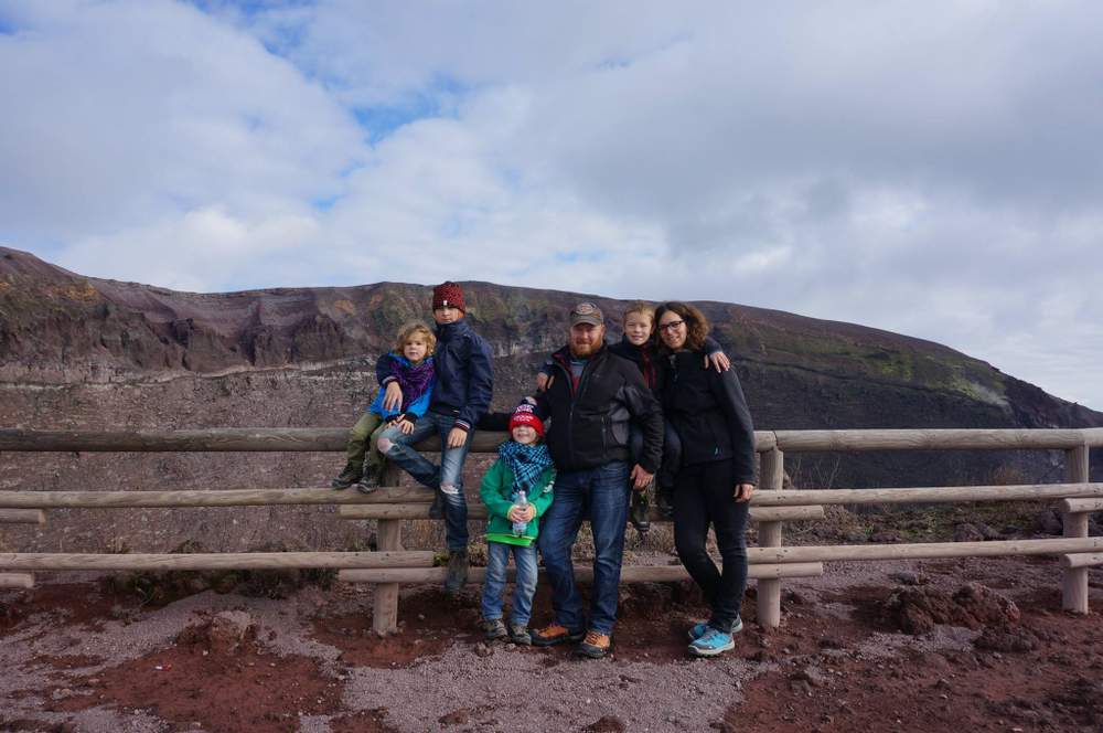 Oscar, Jonas, Robin, Boris et leurs parents, Valérie et Bertrand,&amp;nbsp;prennent la pose devant le Vésuve. &quot;Un de nos meilleurs souvenirs.&quot;