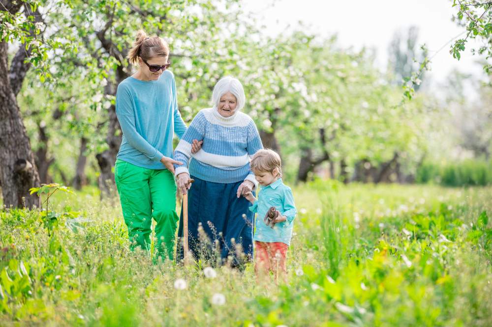 Un petit garçon avec sa mère et son arrière-grand-mèrePhoto d&#39;illustration ©Shutterstock