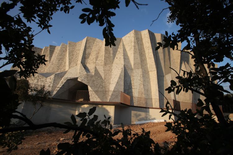 Le bâtiment hébergeant la reproduction de la Grotte Chauvet.