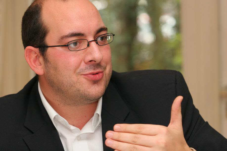 Tête de liste aux élections provincial, il est président du Collège provincial.