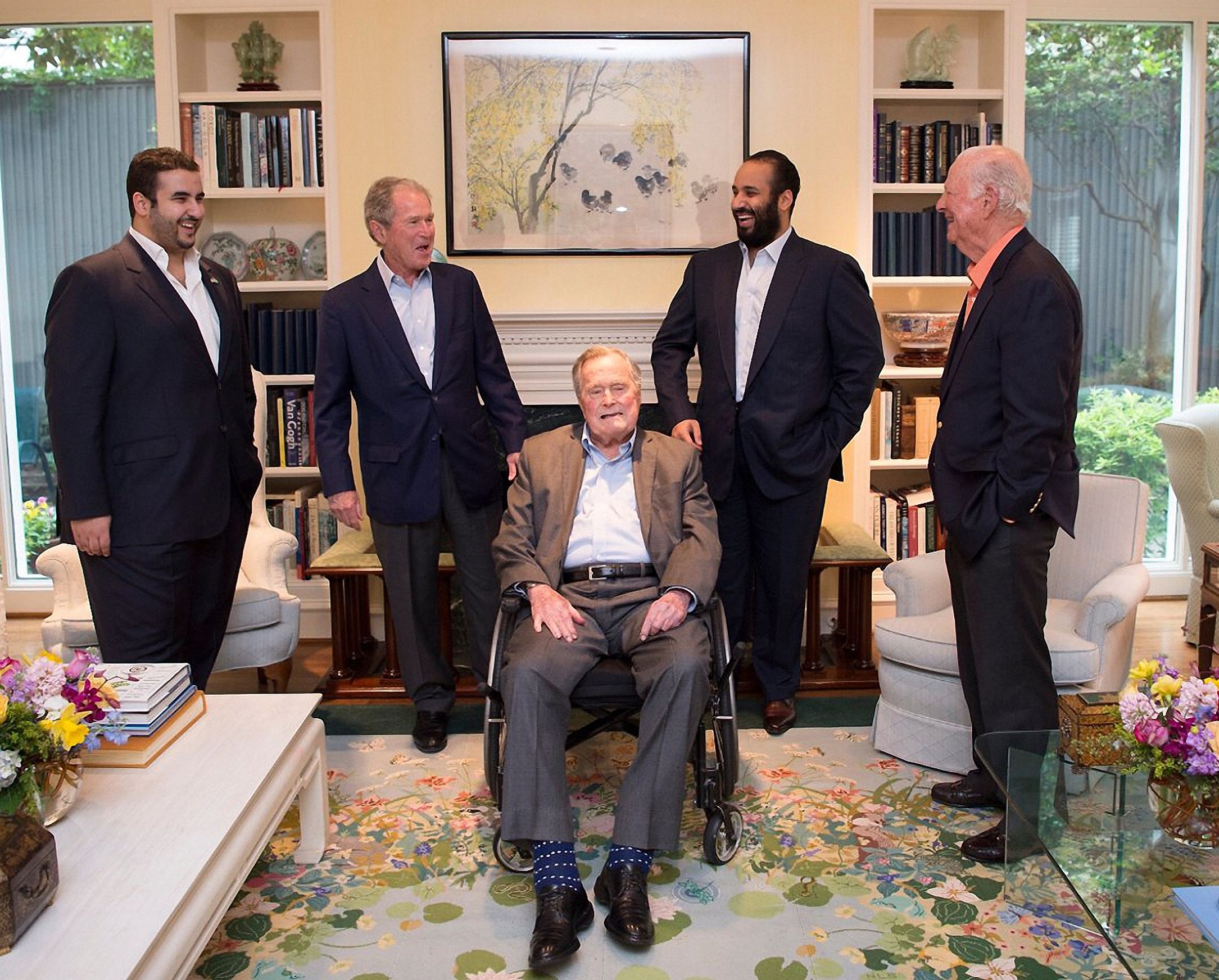 Georges W. Bush, deux fois président des USA, et son père Georges Bush senior (au centre) reçoivent le prince saoudien Ben Salman dans la propriété familiale de Houston.