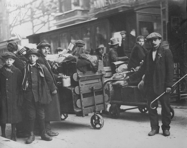 Des réfugiés arrivent à Bruxelles en Novembre 1918