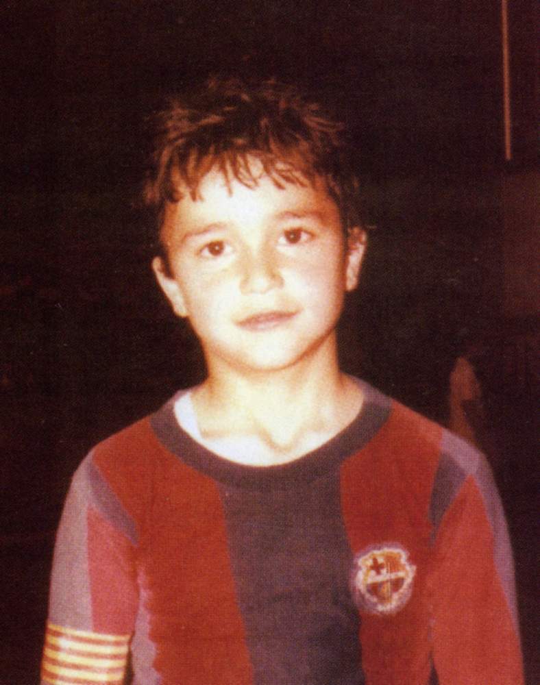 Capitaine de son équipe locale de futsal, avec le maillot du Barça sur les épaules.