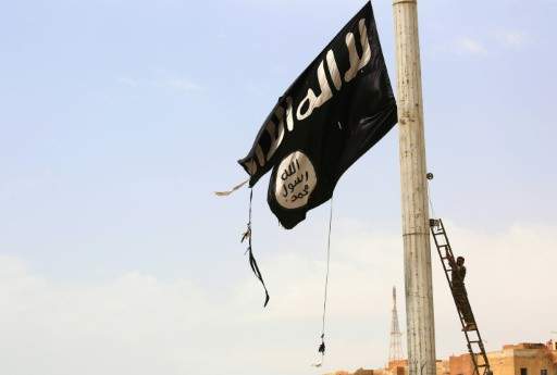 Un drapeau de l'État islamique est enlevé à Tabqa, en Syrie. Le groupe terroriste a perdu énormément de terrain depuis la proclamation du califat.  Inquiets, plusieurs ministères se penchent sur le retour des combattants étrangers, comme le détaille Theo Francken, secrétaire d'État à l'Asile et la Migration (N-VA), dans un entretien accordé à la Dernière Heure.  © REPORTERS Un drapeau de l'État islamique est enlevé à Tabqa, en Syrie. Le groupe terroriste a perdu énormément de terrain depuis la proclamation du califat.  Inquiets, plusieurs ministères se penchent sur le retour des combattants étrangers, comme le détaille Theo Francken, secrétaire d'État à l'Asile et la Migration (N-VA), dans un entretien accordé à la Dernière Heure.  © REPORTERS