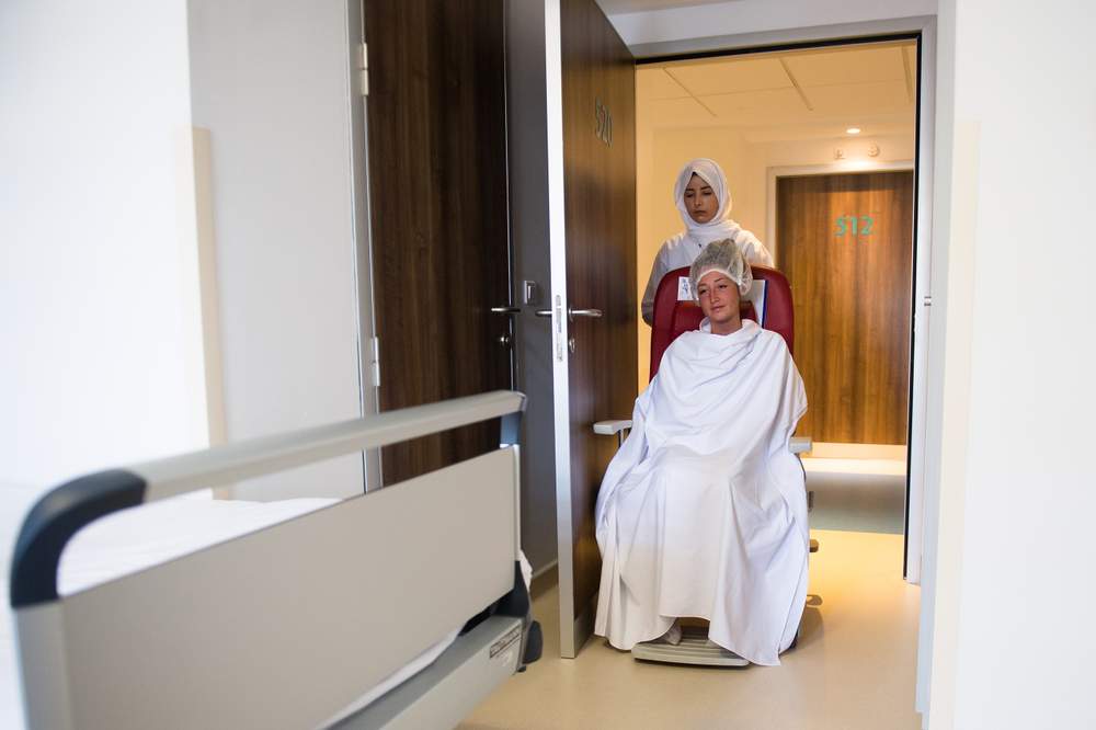 Accompagnée de l&#39;infirmière, Terry rentre dans sa chambre et nous informe du diagnostic posé.©JC Guillaume